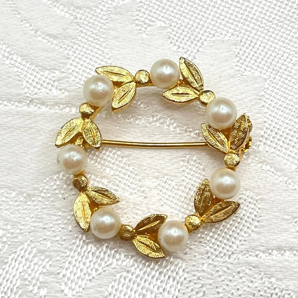 Vintage Gold Tone Wreath Brooch w/ Faux Pearl Centered Leaves